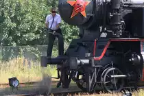 3/4:  Entfernen der Rauchkammerlösche der CSD 433 002 (UIC-Nr. CZ-CD 90 54 4330 002-5) am 11.August 2018 im Bahnhof Valasske Mezirici. - Man beachte die Bekleidung der Lokmanschaft !!!