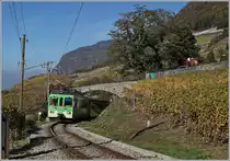 Der ASD BDe 4/4 403 nimmt mit seinem Steuerwagen als Regionazug 440 die Steigung durch die Rebberge von Aigle in Angriff. 
26. Oktober 2018