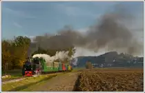 Die Saison neigt sich dem Ende zu. Noch ist der Flascherlzug offiziell bis zur zweiten Novemberwoche unterwegs, lichttechnisch ist er allerdings seit der Zeitumstellung nicht mehr fotografierbar. 764-411R der Stainzer Bahn am 26.10.2018 kurz nach der Ausfahrt aus Kraubath.