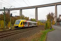 
Der VT 267 (95 80 0648 167-4 D-HEB / 95 80 0648 667-3 D-HEB) ein Alstom Coradia LINT 41 der HLB (Hessische Landesbahn), fährt am 27.10.2018 , als RB 90 Betzdorf - Siegen - Kreuztal, durch Siegen-Eiserfeld in Richtung Siegen. 

Im Hintergrund die 105 m hohe Siegtalbrücke der A45 (Sauerlandlinie).