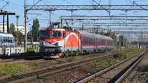 E-Lok 91-53-0-477268-3 mit Interregio kurz nach Verlassen des Nordbahnhofs Bukarest am 06.10.2018