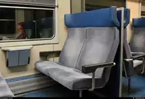 Blick auf eine gemütliche Sitzbank in einem Personenwagen der Gattung  Bpm .
Dieser ist im IR 2262 (IR 37) von Zürich HB (CH) nach Basel SBB (CH) eingereiht und wird von Re 4/4 II 11300 (420 300-6) und Re 4/4 II 11299 (420 299-0) SBB gezogen.
Bleibt abzuwarten, wie lange diese Wagen noch eingesetzt werden.
[10.7.2018 | 10:24 Uhr]