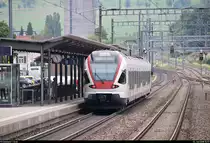 RABe 521 021 (Stadler FLIRT) der Regio-S-Bahn Basel (SBB) als S3 von Delémont (CH) nach Olten (CH) steht im Bahnhof Sissach (CH) auf der Hauensteinstrecke (500).
Aufgenommen im IR 2262 (IR 37) von Zürich HB (CH) nach Basel SBB (CH).
[10.7.2018 | 10:57 Uhr]