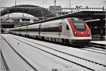 IC916 mit RABDe 500 027-3  Henri Dunanat  ist abfahrbereit in Chur. (28.10.2018)