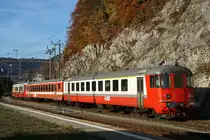 TRAVYS
Der ehemalige TRN-Pendel bestehend aus ABt 50 85 39-33 202-6, B EWI 50 85 20-35 475-6 sowie dem RBDe (94 85 7) 567 174-8 löste schon vor mehreren Jahren den ehemaligen Thurbo-Pendel ab.
Am 16. Oktober 2018 wurde die fotogene Komposition in Vallorbe vor herbstlicher Kulisse verewigt.
Foto: Walter Ruetsch  