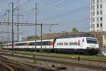 Re 460 071-4 mit der Helvetia Werbung, durchfährt den Bahnhof Pratteln. Die Aufnahme stammt vom 18.10.2018.