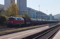 Mit einer besonderen Lok, 218 499-2, wartet an diesem Herbstnachmittag der DGS***** Schelklingen-Ulm-Mannheim (- Rommerskirchen) auf Ausfahrt aus dem Bahnhof Schelklingen. 218 499-2 der DB / RAB mit TB 11 ist die letzt gebaute 218er, ausgeliefert im Juni 1979. Seit 2008 ist die Lok in Ulm beheimatet.
Aufnahmedatum: 15.10.2018