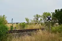 Nebenbahn Idylle pur. Auf der ehemaligen Strecke Blumenberg - Eilsleben ist heute nur noch der Anschluss zu einer Zuckerfabrik in Betrieb. Als Vorsignaltafel steht hier die Kreuztafel, und auf der anderen Gleisseite steht die Hektometertafel und ihr Vorgänger der Kilometerstein.

Blumenberg 21.07.2018