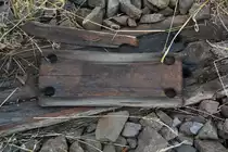 Nicht nur die Dübel in den Betonschwellen waren zu damaligen Zeiten aus Holz ebenso die Zwischenlagen und die Unterlagen unter den Rippenplatten. Gesehen auf der seit 2000 stillgelegten Strecke Haldensleben - Eilsleben.

Haldensleben 21.07.2018