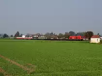 Die 2016 070 mit einem Güterzug am 19.10.2018 unterwegs bei Mattighofen.