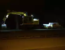  Nachgtbagger  in Drei Annen Hohne, wartet auf die Ausfahrt Richtung Werrnigerode.
17.10.2018 19:42 uhr. 