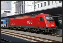 1216 227 steht am 19.10.2018 in Graz Hbf. am Bahnsteig 1.