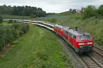Am 24.08.2018 zieht 218 419-0 zusammen mit einer Schwestermaschine die von Basel SBB kommenden und in Lindau �bernommenen Wagen des EC 193 nach M�nchen in der N�he des Lindauer Ortsteils Sch�nau hinauf in das Allg�u