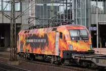 Leider war nur ein Nachschuss möglich, da sie von einem Containerzug verdeckt wurde. :( 182 572  Wir brennen für das was wir tun.  am 07.09.2018 mit einem KLV in Kassel-Wilhelmshöhe.