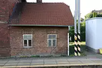 Betriebsgebäude mit Riss im Bahnhof Prosenice am 11.August 2018.