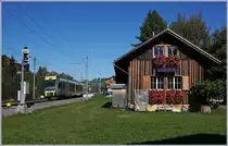 Der BLS RABe 535 111 ist als  Lötschberger  4269 bei Mülenen nach Domodossola unterwegs. Der vorbildlich restaurierte Bahnhof Mülenen ist eine Haltestelle und das vermeintliche  Ausfahrtsignal  links im Bild ist bereits das Einfahrsignal von Reichenbach im Kandertal.    
10. Okt. 2018