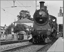 Die SBB A 3/5 705 wartet in Murten mit dem SBB Historic Zug 1930 auf die Abfahrt nach Payerne. 
25. Juni 2011
