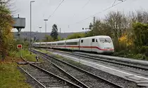 Wegen Bauartbeiten im Ulmer Hauptbahnhof (Anbindung der Neubaustrecke Stuttgart - Ulm an die Fernbahngleise) werden die ICE vom 25.10. bis 09.11.2018 zwischen Stuttgart und Augsburg über Aalen und Donauwörth umgeleitet. Dabei befahren die Züge auch die eingleisige Riesbahn zwischen Goldshöfe und Donauwörth. Hier trifft ein ICE 1 am 28.10.2018 im Bahnhof Harburg (Schwaben) ein.
