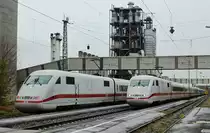 Wegen Bauartbeiten im Ulmer Hauptbahnhof (Anbindung der Neubaustrecke Stuttgart - Ulm an die Fernbahngleise) werden die ICE vom 25.10. bis 09.11.2018 zwischen Stuttgart und Augsburg über Aalen und Donauwörth umgeleitet. Planmäßiger Kreuzungspunkt auf der  eingleisigen Riesbahn zwischen Goldshöfe und Donauwörth ist der Bahnhof Harburg (Schwaben), wie bei diesem ICE 1-Treffen am 27.10.2018. Die Anlagen des Zemenwerks Märker bilden den imposanten Hintergrund.