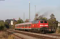RE 3204 (Ulm Hbf-Donaueschingen) mit Schublok 218 495-0 in Mengen 16.10.18