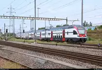 Nachschuss auf RABe 511 107 und RABe 511 ??? (Stadler DOSTO) SBB als IR 1966 (IR 36) von Zürich HB (CH) nach Basel SBB (CH), die den Bahnhof Pratteln (CH) durchfahren.
Aufgenommen von der Güterstrasse.
[10.7.2018 | 11:41 Uhr]