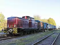 Im Museumsbahnhof der Ostertalbahn Schwarzerden am 2. Oktober 2018 steht eine V60 15163.