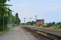 Blick auf das Wärterstellwerk B2 in Barleben und sowie die Ausfahrsignale in Richtung Haldensleben. Der Bahnübergang dort hat die Besonderheit das die Lichtanlage elektrisch mit Klingel ist und die Schranken mechanisch mit mechanischen Läutewerk.

Barleben 22.07.2018