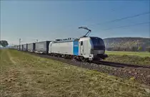 193 827 mit einen Aufliegerzug am 10.10.2018 bei Retzbach-Zellingen unterwegs.