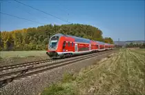 445 061 ist am 10.10.2018 als RE 55 in Richtung Würzburg/M. Hbf. bei Retzbach-Zellingen unteregs.