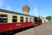 Nachdem 99 5906 am Morgen des 07.07.2018 im Bw Nordhausen gewissenhaft auf ihren Einsatz vorbereitet wurde, stellt sie nun ihren Sonderzug nach Mägdesprung und Harzgerode im Bahnhof Nordhausen Nord bereit.