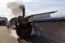 Einsteigen bitte! In wenigen Augenblicken wird sich am 07.07.2018 die 100-jährige 99 5906 mit ihrem Jubiläumssonderzug im Bahnhof Nordhausen Nord in Bewegung setzen. Erstes Etappenziel ist Eisfelder Talmühle.