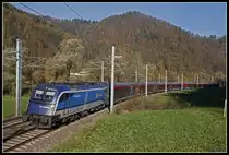 1216 233 mit Railjet zwischen Bruck/Mur und Pernegg am 31.10.2018.