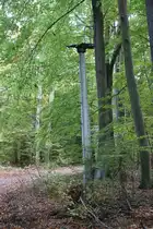 21.10.18 Waldsiedlung Wandlitz. Um sich vorm Volk beschützen zu lassen hatten sich die Herren Partei- und Staatsführung sicher nahe Berlin untergebracht. Dieser Hl-Signalmast trug vermutlich eine Kamera. Solche Konstruktionen (mit Kamera) waren auch an DR-Strecken zur Schluss-Erkennung (Zg3) oder an BÜ anzutreffen.