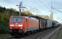 DB Cargo Deutschland AG mit  189 063-1  [NVR-Number: 91 80 6189 063-1 D-DB] und gemischten Güterzug mit VW/Audi Karosserieteilen und PKW-Modellen am 30.10.18 Bf. Berlin-Hohenschönhausen.