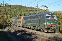BR 193 260 von SBB Cargo International resp. von ELL ist am Abend des 05.10.2018 in den letzten Sonnenstrahlen bei Villnachern AG bergwärts in Richtung Bözbergtunnel unterwegs.