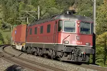Re 620 024-0  Rothrist  der SBB zeigt sich leider mit der wappenlosen Seite am Abend des 05.10.2018 in den letzten Sonnenstrahlen bei Villnachern AG bergwärts in Richtung Bözbergtunnel fahrend.