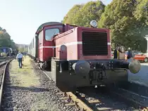 Blick über den Zug des Tages der Ostertalbahn (AKO) im Museumsbahnhof in Schwarzerden am 21. Oktober 2018.