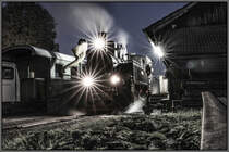 Nach getaner Arbeit darf 764.411 noch Ihren Kohlevorrat auffüllen. 
Am Abend des 31.10.2018 im Bahnhof Stainz. 
