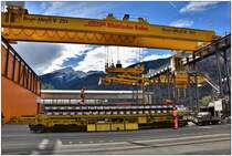 Wie die SBB verwendet auch die RhB Spezialwagen zum Transport vormontierter Weichenteile in Kipplage. Durch die Schrägstellung wird eine Lademassüberschreitung vermieden. In Landquart Ried werden neue Weichen für Sagliains verladen und befestigt. (31.10.2018)