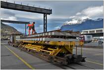 Wie die SBB verwendet auch die RhB Spezialwagen zum Transport vormontierter Weichenteile in Kipplage. Durch die Schrägstellung wird eine Lademassüberschreitung vermieden. In Landquart Ried werden neue Weichen für Sagliains verladen und befestigt. (31.10.2018)
