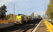 7869,7785 beide von Lineas kommen die Kohlscheider-Rampe hoch aus Richtung Rheydt,Wickrath,Beckrath,Herrath,Erkelenz,Baal,Hückelhoven-Baal,Brachelen,Lindern,Süggerath,Geilenkirchen,Frelenberg,Übach-Palenberg,Rimburg,Finkenrath,Hofstadt,Herzogenrath mit einem langen Kalkleerzug aus Oberhausen-West(D) nach Hermalle-Huy(B) und fahren durch Kohlscheid in Richtung Richterich,Laurensberg,Aachen-West. 
Aufgenommen vom Bahnsteig 1 in Kohlscheid. 
Bei schönem Herbstwetter am Nachmittag vom 11.10.2018.