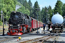 Die Dampflokomotive 99 236 beim Wasserfassen im Bahnhof Schierke. (August 2018)
