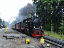 Die Dampflokomotive 99 7237-3 verlässt den Bahnhof Drei Annen Hohne. (August 2018)