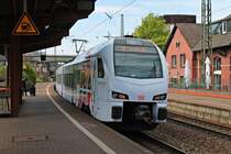 Einfahrt am 12.04.2017 von SÜWEX 429 114 als RE1 (KOblenz Hbf - Mannheim Hbf) aus Richutng Dillingen (Saar) in den Völklinger Bahnhof.