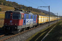 Re 420 165-3 mit einem Postzug bei Cressier am 22. Oktober 2018.
Foto: Walter Ruetsch