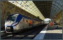 Regio 2N-Triebwagen 010L hält am 28.09.2018 im frisch sanierten Bahnhof Nice Ville.
