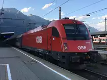 Die komplette neu lackierte 1216 008 kurz nach der Ankunft aus München Hbf mit EC287. Aufgenommen am Innsbrucker Hbf am Abend des 14.07.2018.