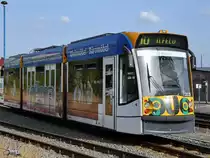 Ein Siemens Combino Duo verlässt den Bahnhof Nordhausen. (August 2018)