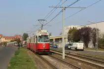 Wien Wiener Linien SL 67 (E2 4320 (Bombardier-Rotax 1990)) X, Favoriten, Neilreichgasse am 19. Oktober 2018. - Der Zug nähert sich der Haltestelle Sahulkastraße.