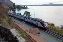 TWINDEX IM SEELAND bei sehr trüber Morgenstimmung.
RABe 502 TWINDEXX am frühen Morgen des 24. Oktober 2018 bei Ligerz auf dem eingleisigen Streckenabschnitt in Richtung Westschweiz unterwegs.
Foto: Walter Ruetsch  